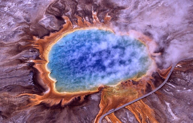 Illustration for article titled Absolutely Stunning Examples Of Lakes And Rivers With Unearthly Colors